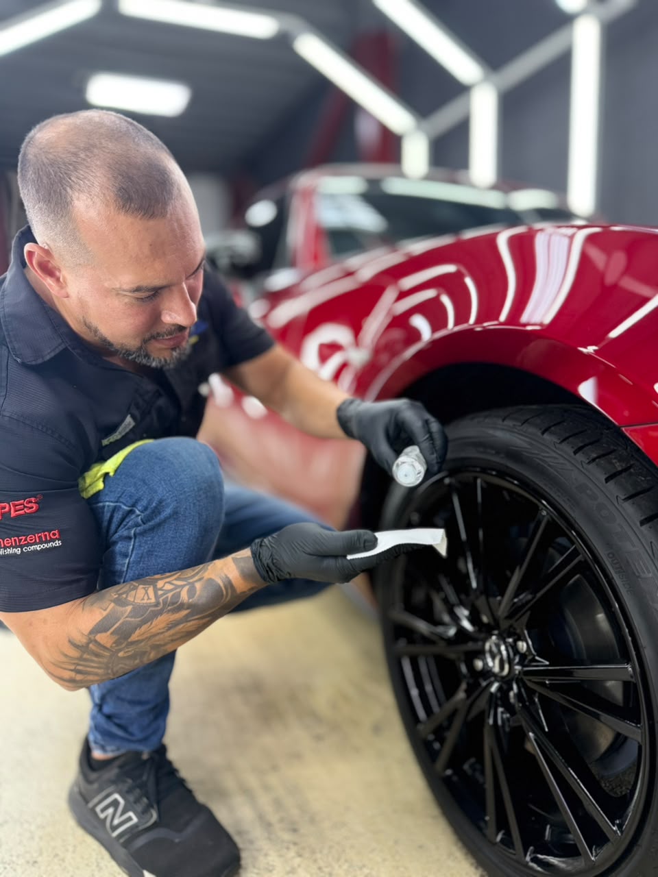 Marco, fundador de J&K Detailers, trabajando en el detallado de un auto